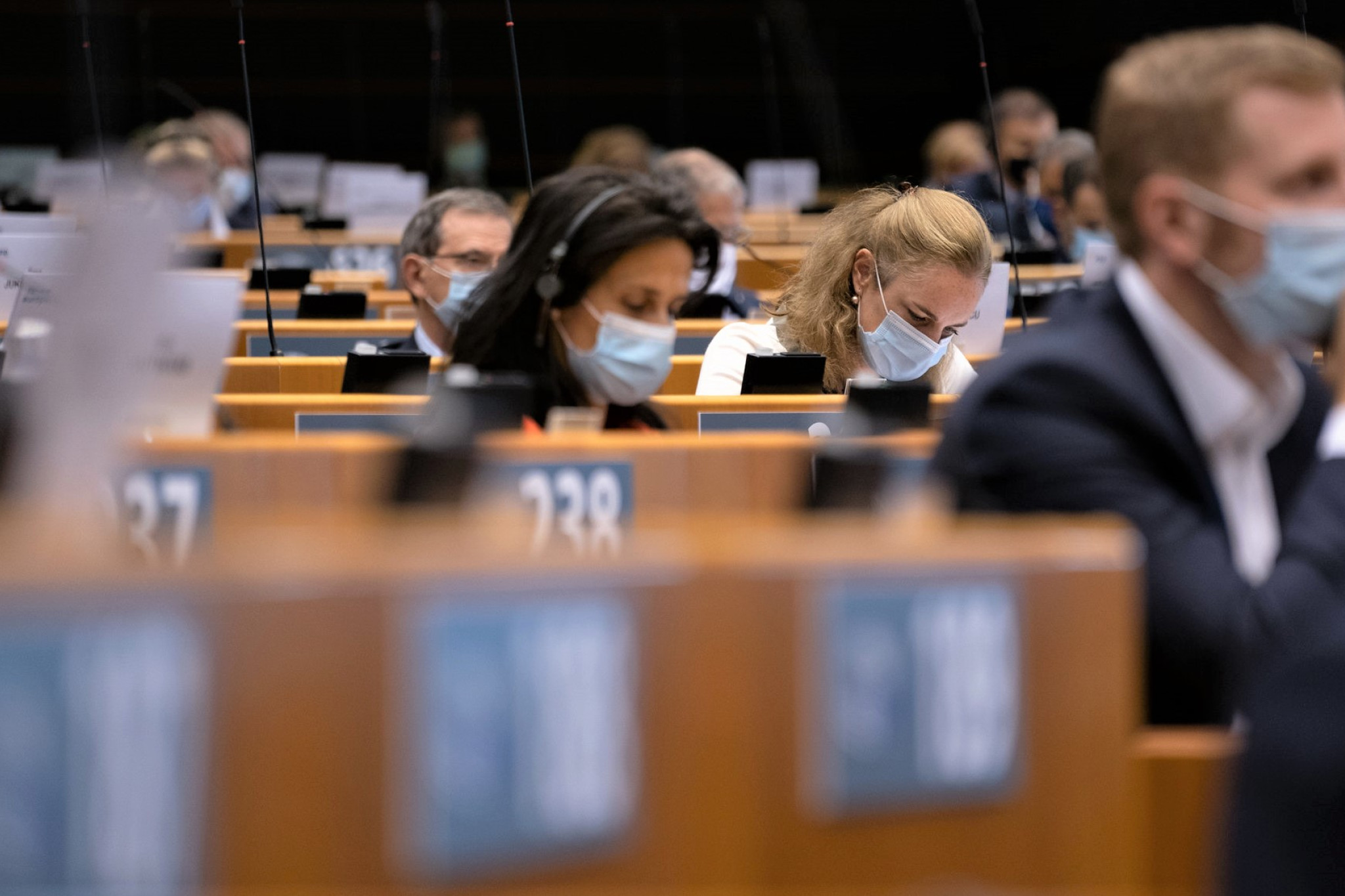MEP'ere sidder med mundbind i Parlamentet