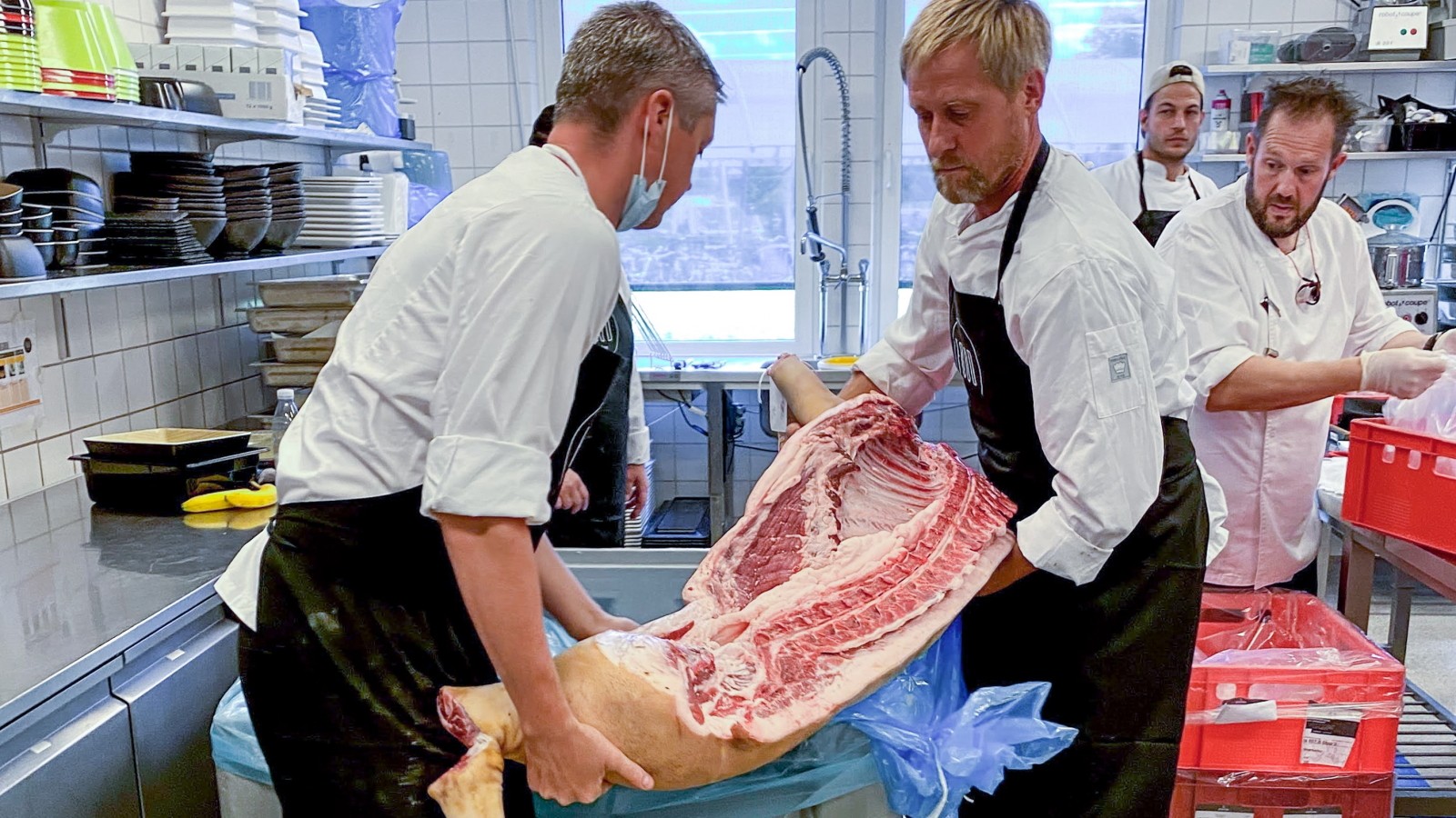 KOkke bakser med en halv gris i Food by Coor køkken