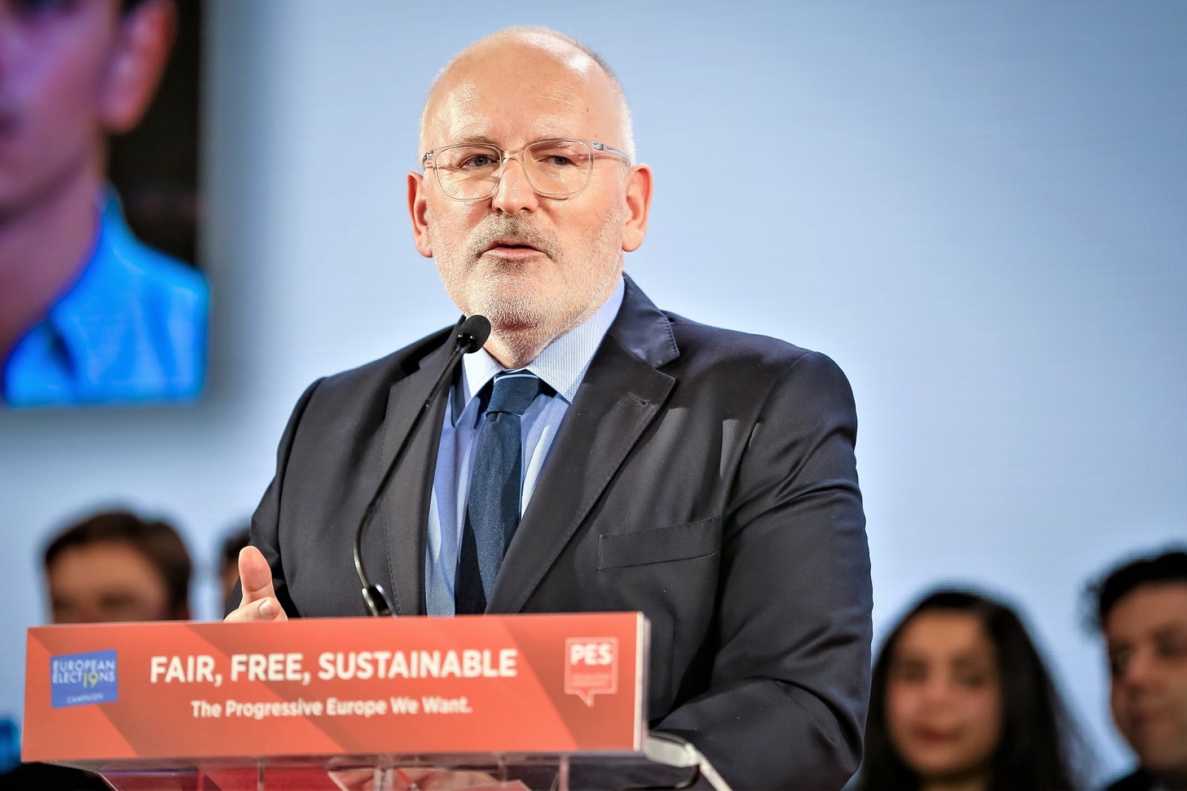 Frans Timmermans står på en talerstol og taler
