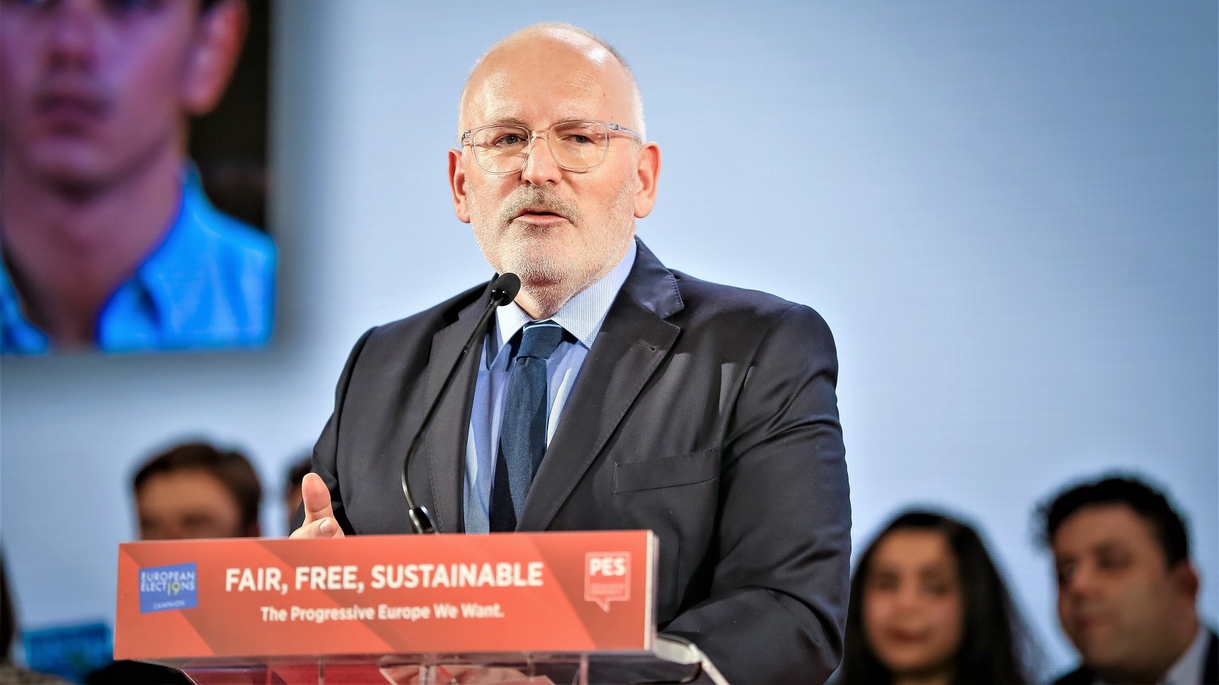Frans Timmermans står på en talerstol og taler