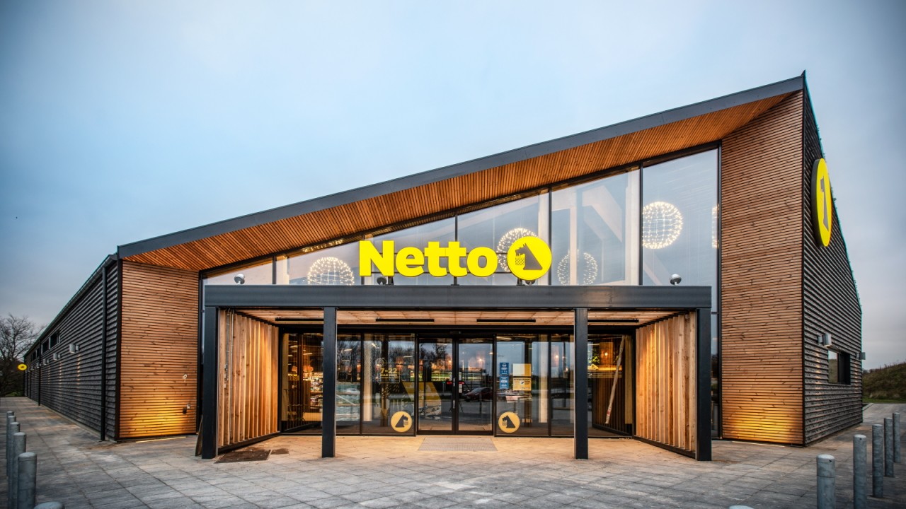 Facade på grøn Netto-butik