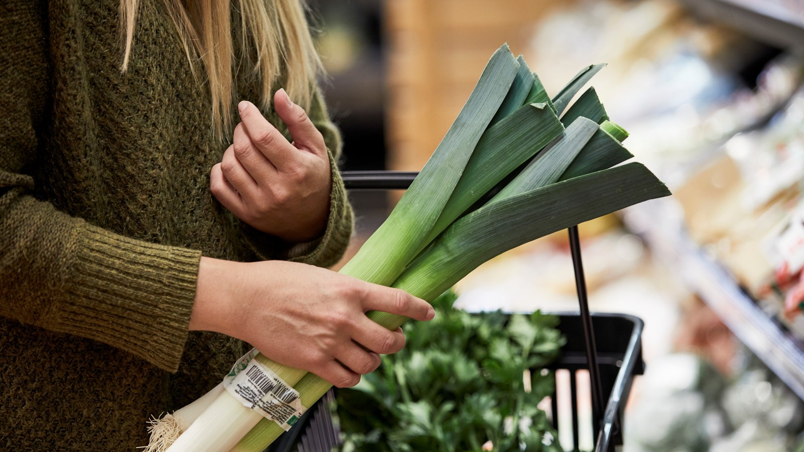 Kunde med et bundt porrer i butik