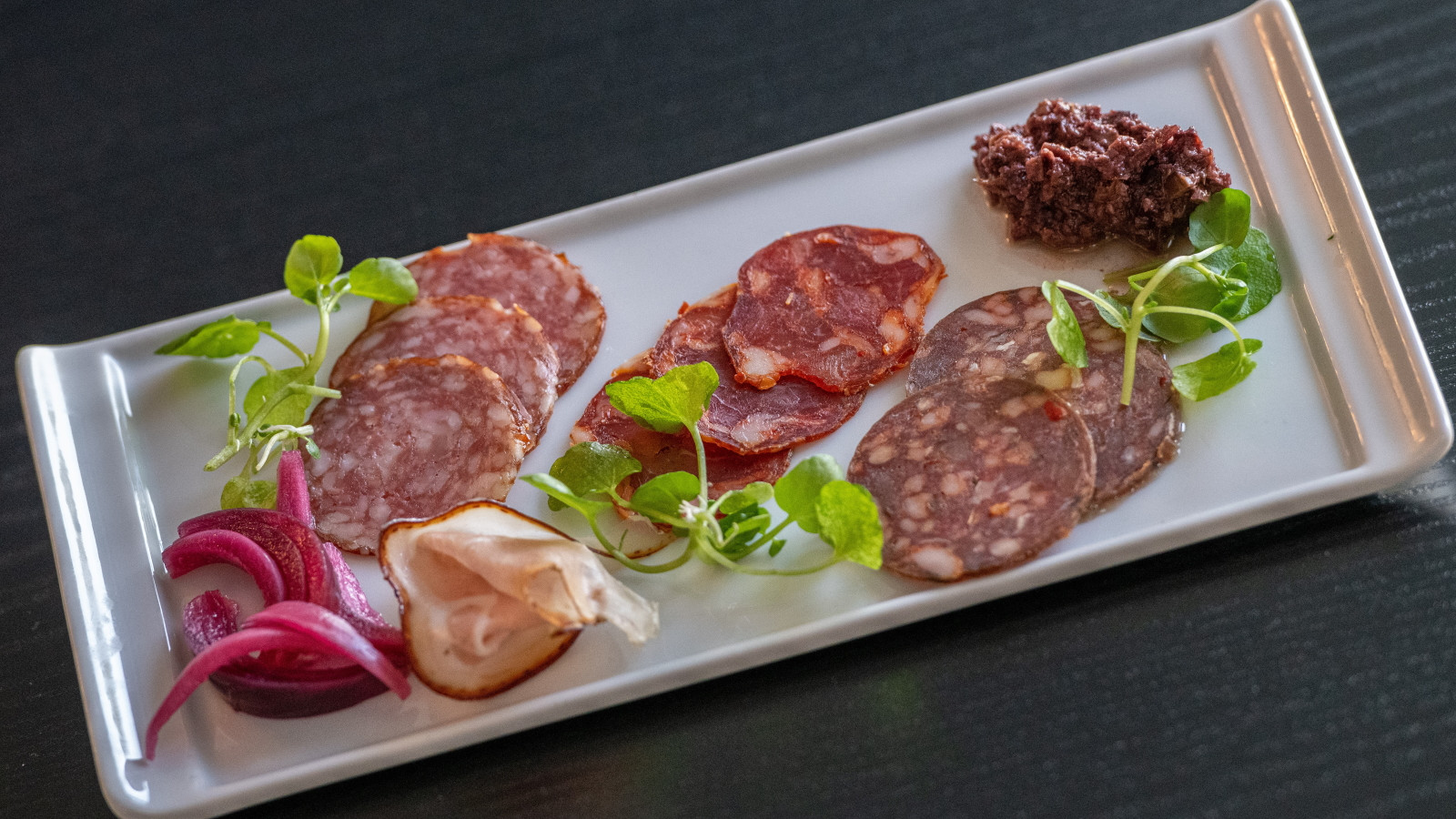 Tapas-tallerken fra Hotel Balka Strand med pølser fra Hallegård, som laver mange af Bornholms kødspecialiteter