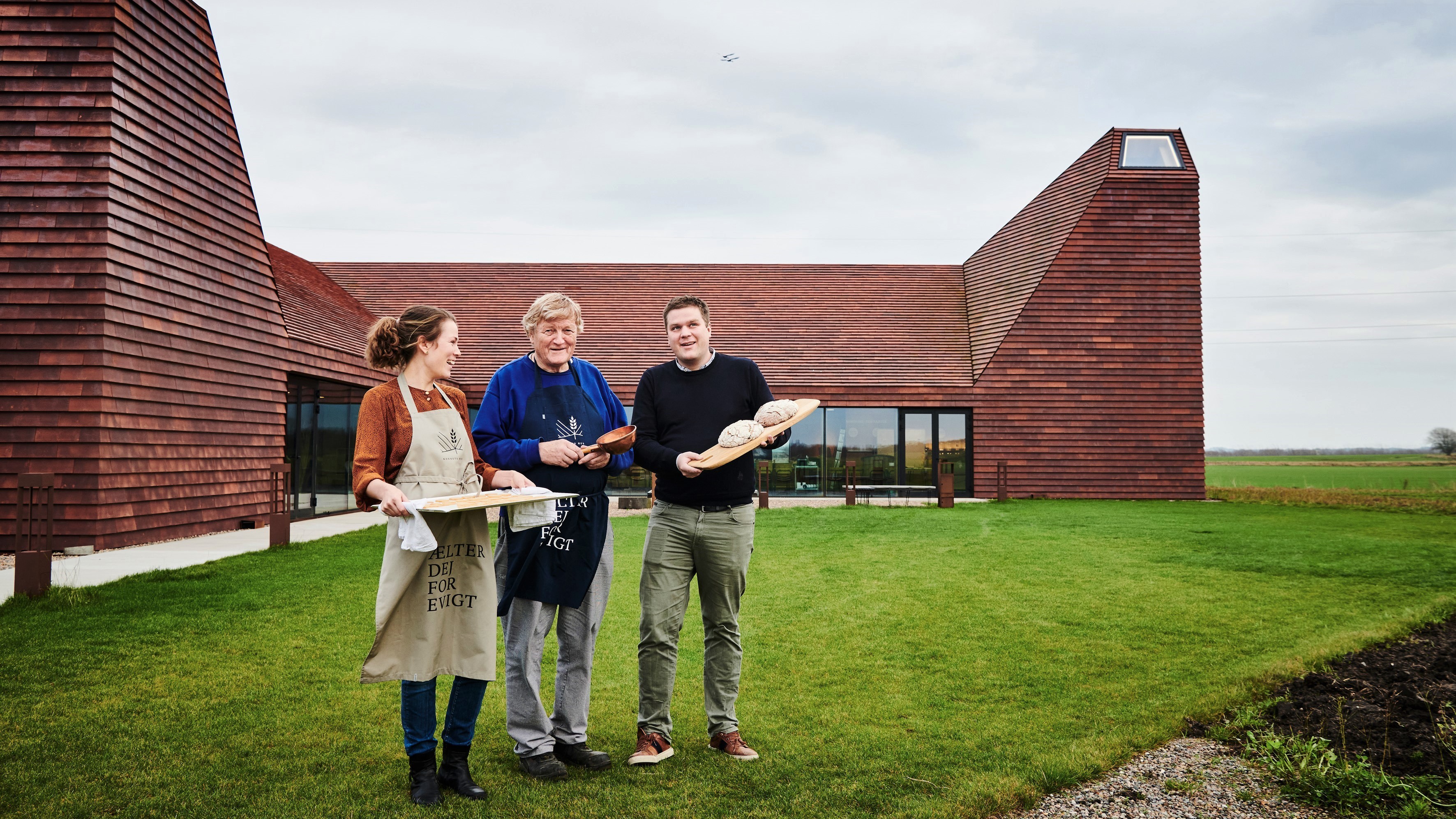 Johannes Haandsbæk Vestergaard, Jørn Ussing Larsen og Christiane Lindrup Pedersen foran Kornets Hus.