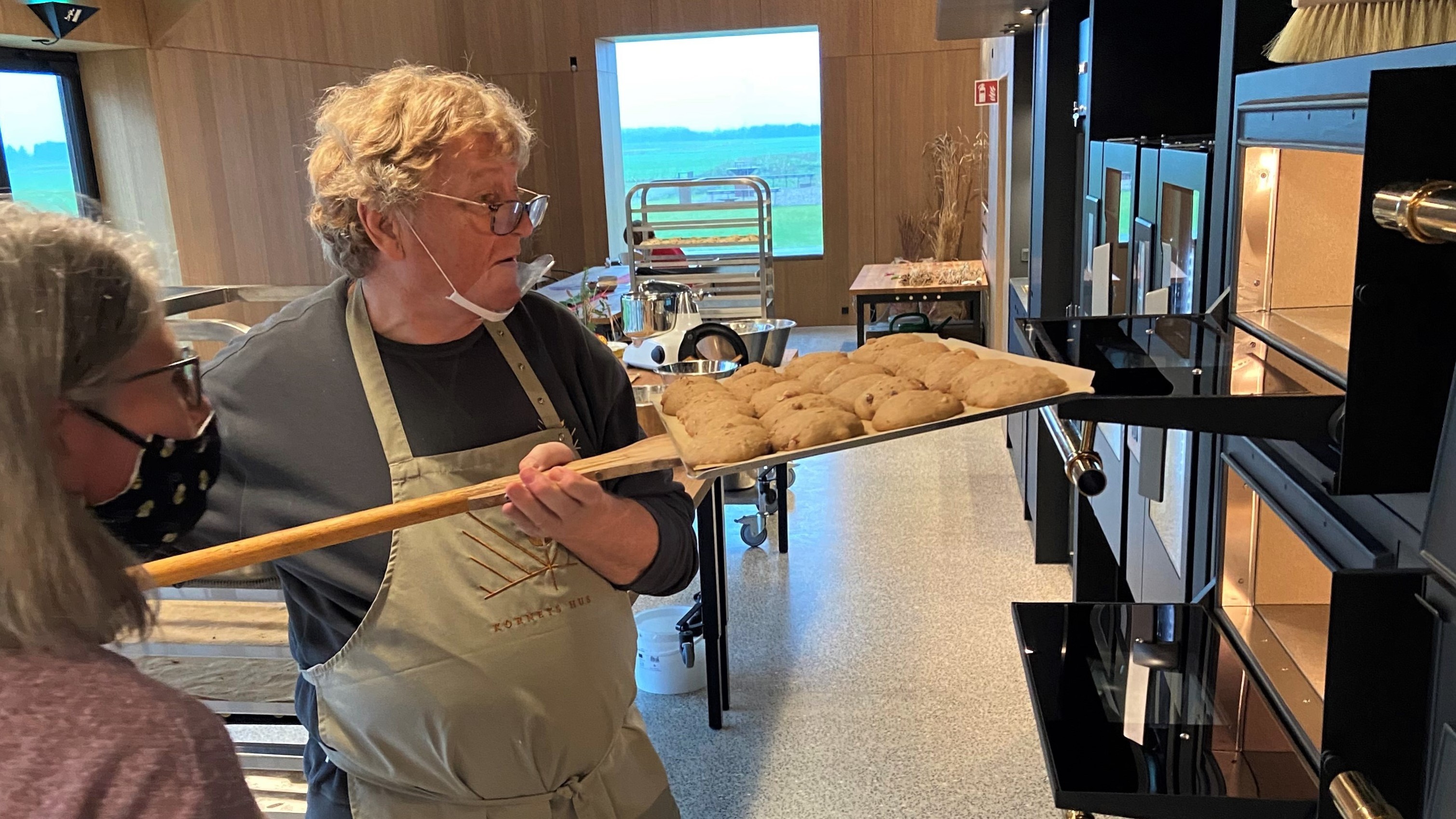 Jørn Ussing Larsen i gang med bollebagning i Kornets Hus