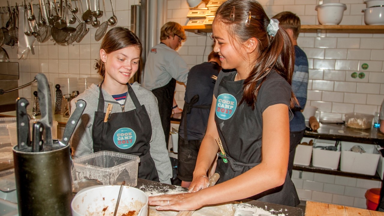 to piger bager brød i Meyers Madhus