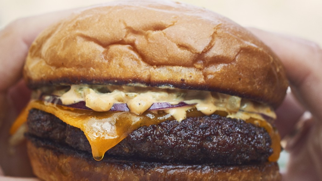 POPLs cheeseburger koster 110 kr. som takeaway og 145 kr., hvis du spiser den i restauranten. Burgeren er en videreudvikling af den burger, som Nomas pop up-vin og burgerbar havde stor succes med i sommermånederne, og går det efter planen, skal den nye permanente burgerrestaurant sælge flere end 5.000 burgere om ugen.