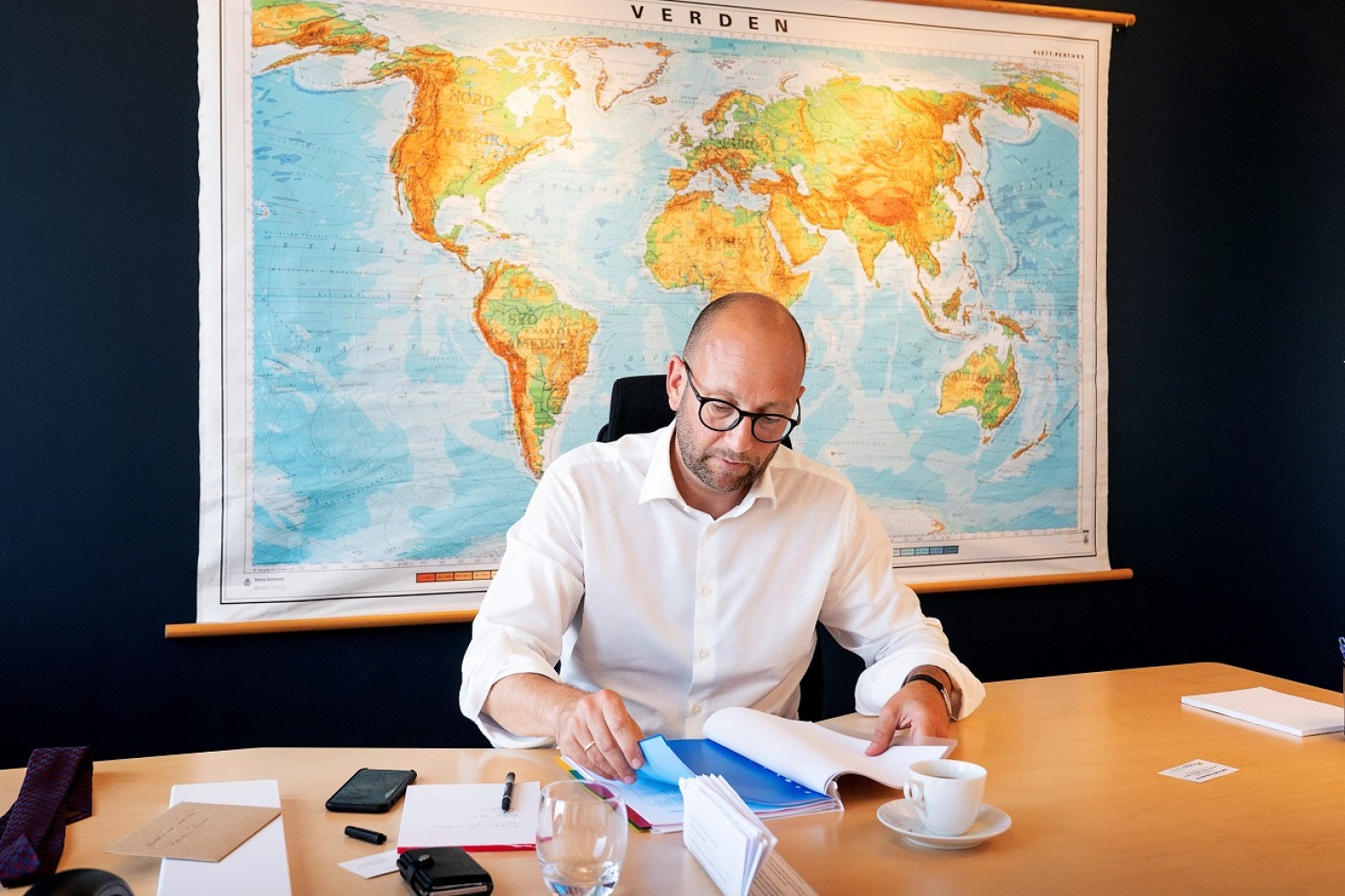 Rasmus Prehn sidder på sit kontor og læser i papirer