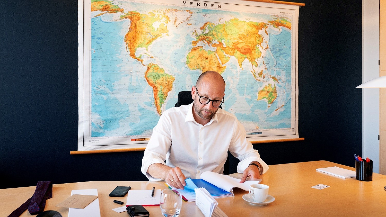 Rasmus Prehn sidder på sit kontor og læser i papirer