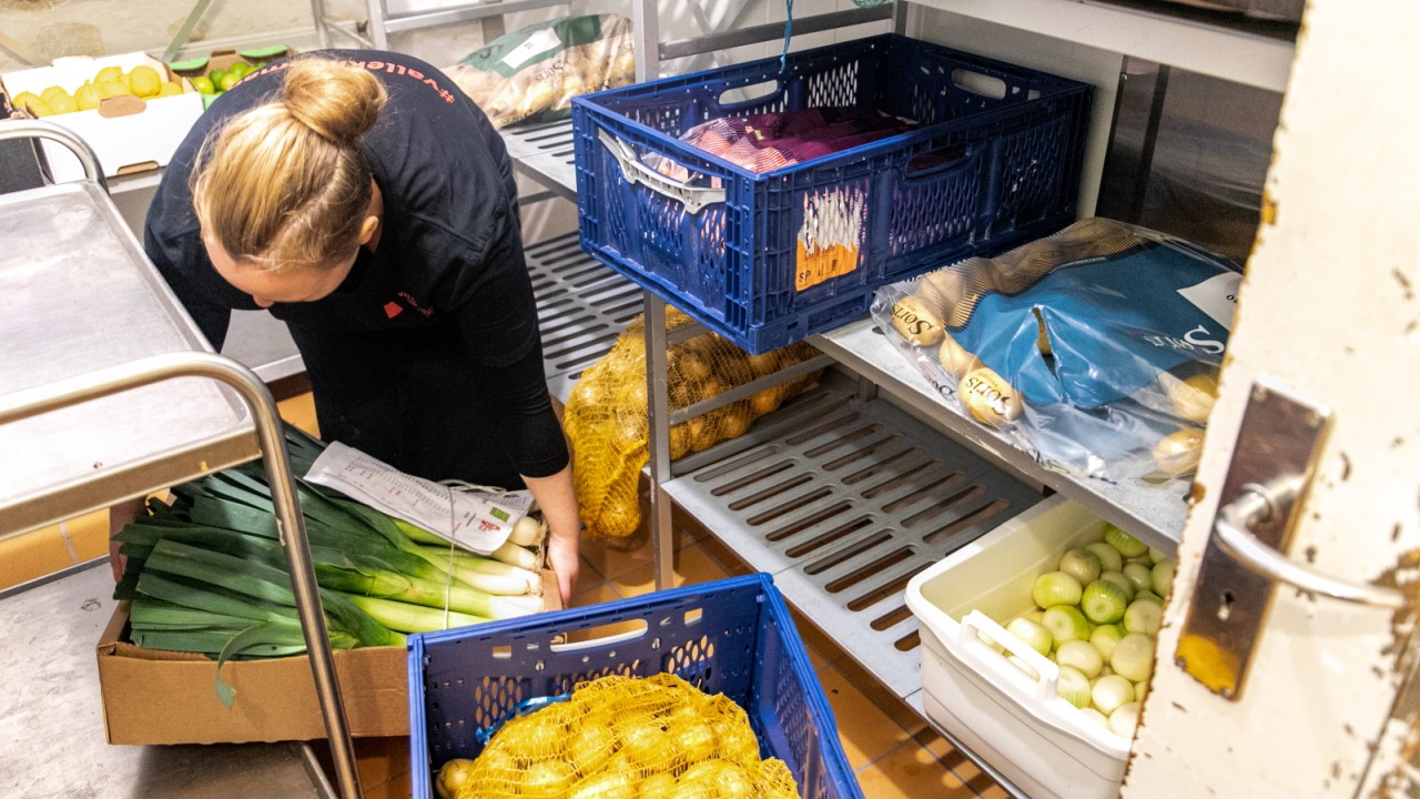 Det kræver en en del tunge løft, når de friske grøntsager fra Rønnely skal navigeres på plads i det lidt kringlede køkken i den fredede højskolebygning, som ikke er designet til at modtage EU-paller
