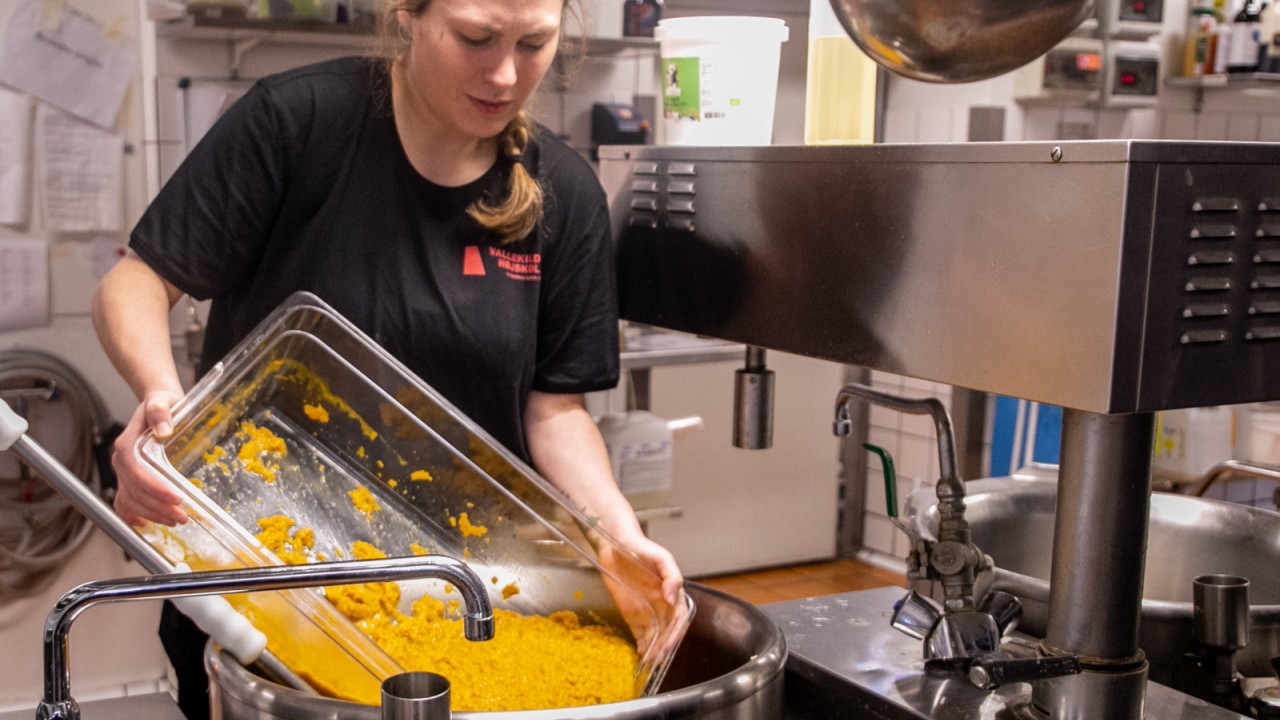 At bekæmpe madspild står højt på agendaen, og her tilsætter ernæringsassistent Camilla Wahlstrøm en optøet supperest til dagens butternut/squash-suppe