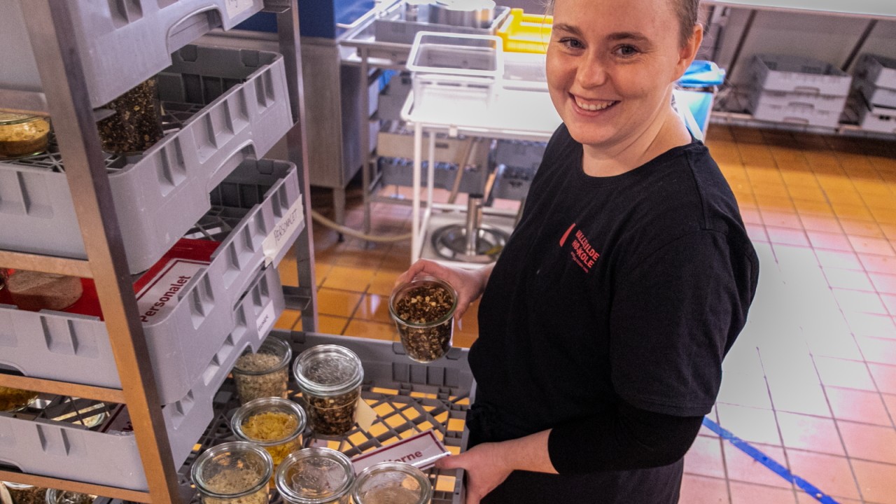 Morgenmadsbakkerne rummer bl.a. skolens populære 'Luksus-musli'. Den består af ristet rugbrød, diverse frø og kerner og i stedet for sukker eller sirup, er den sødet med havreflager, som er ristet i en æblepure, der er lavet af æbleskrog
