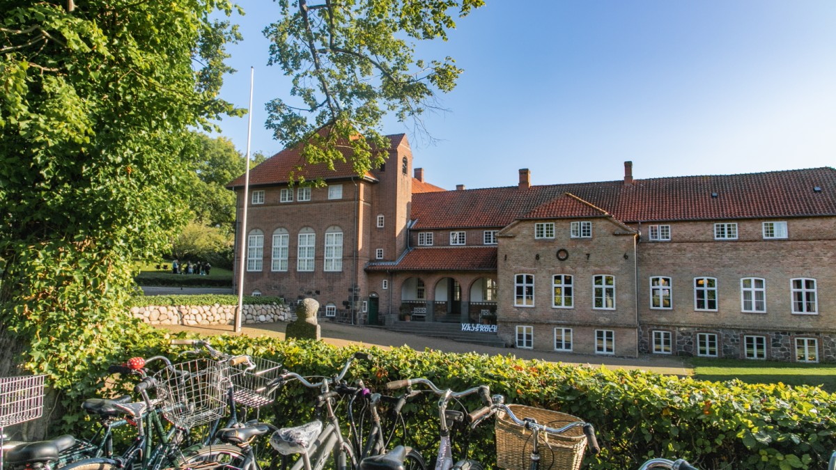 2020 blev året, hvor Vallekilde Højskole både fik Det Økologiske Spisemærke i guld og blev tildelt Køkkenprisen, og det giver stolthed blandt de ansatte i køkkenet