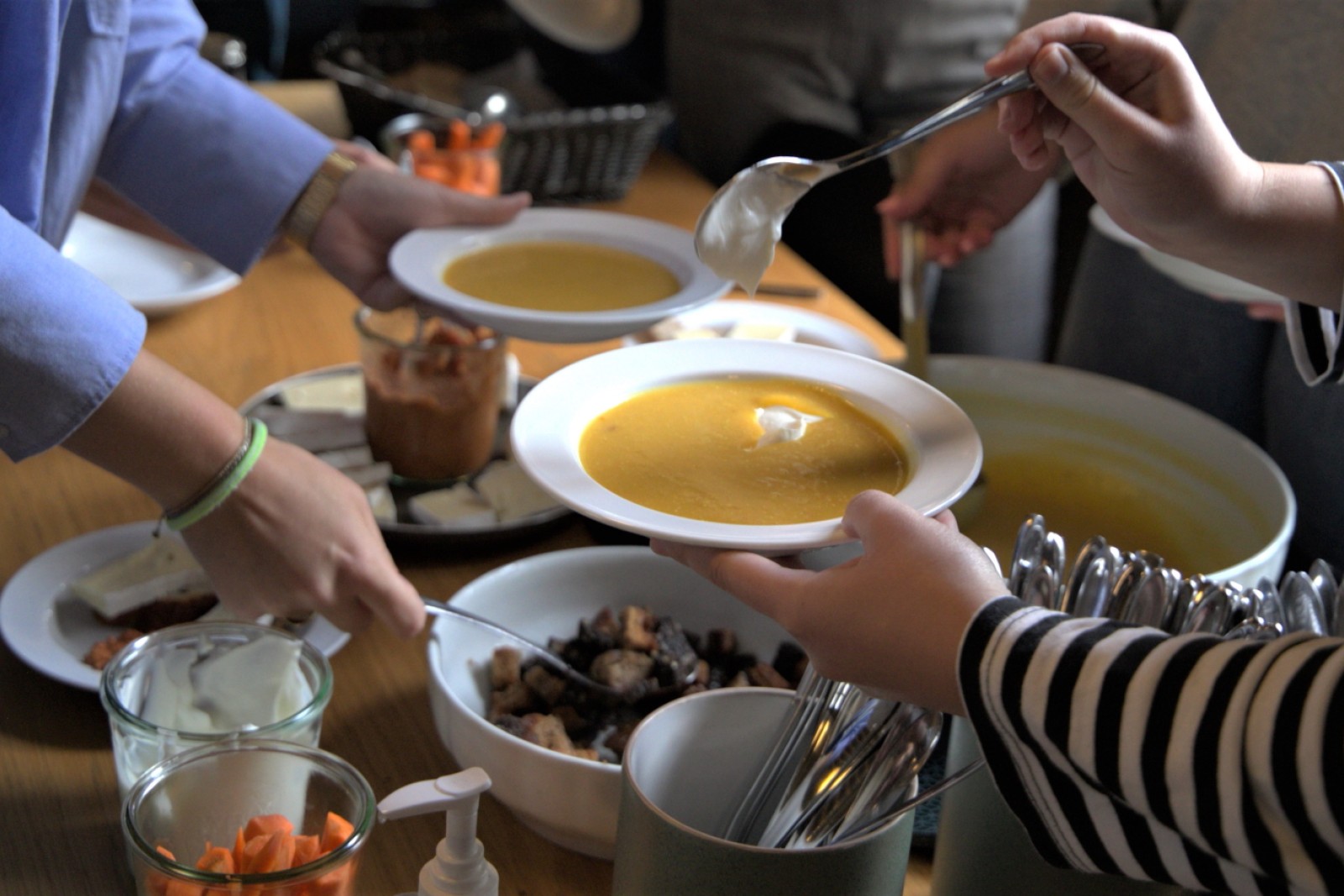 Højskoleelever øser suppe op ved frokostbuffeten på Vallekilde Højskole.