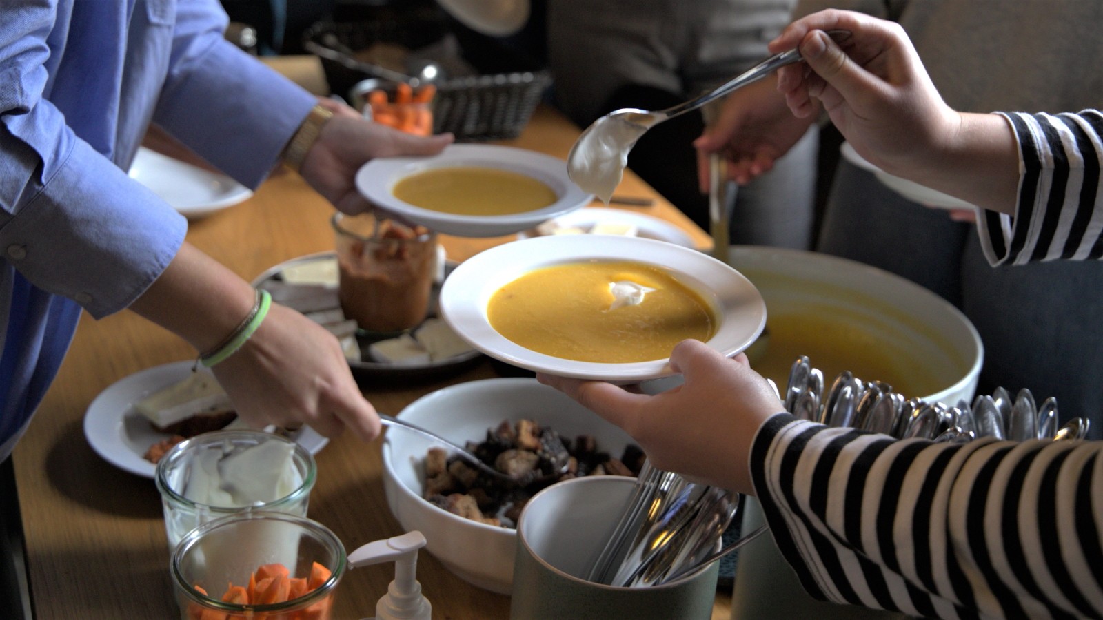 Højskoleelever øser suppe op ved frokostbuffeten på Vallekilde Højskole.