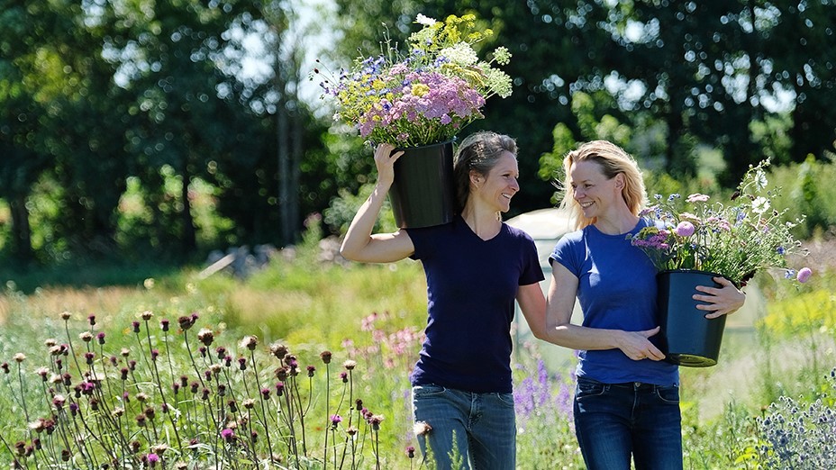 Marie Holmer og Christina Foss i blomstermarken på Stengården.