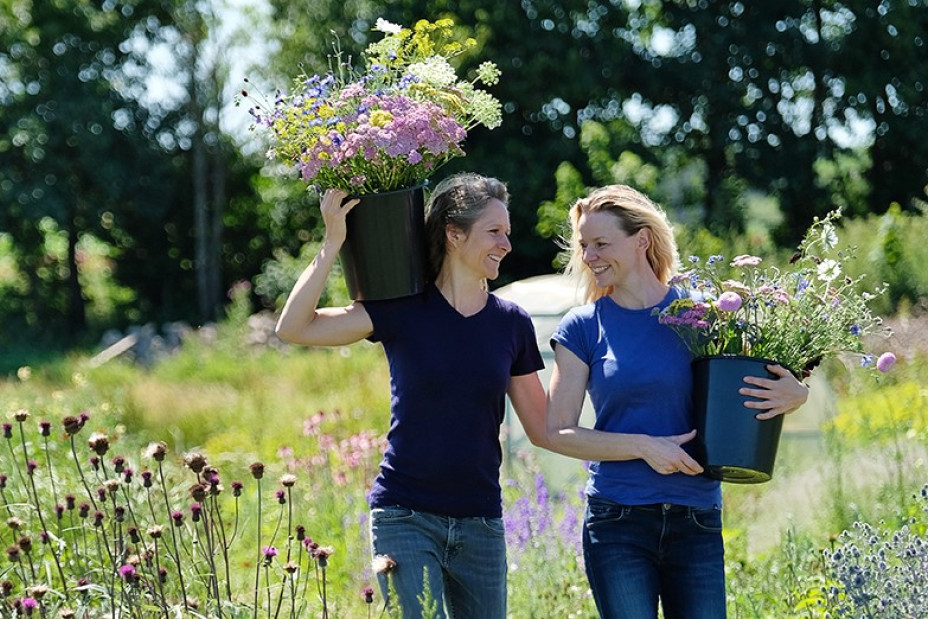 Marie Holmer og Christina Foss i blomstermarken på Stengården.