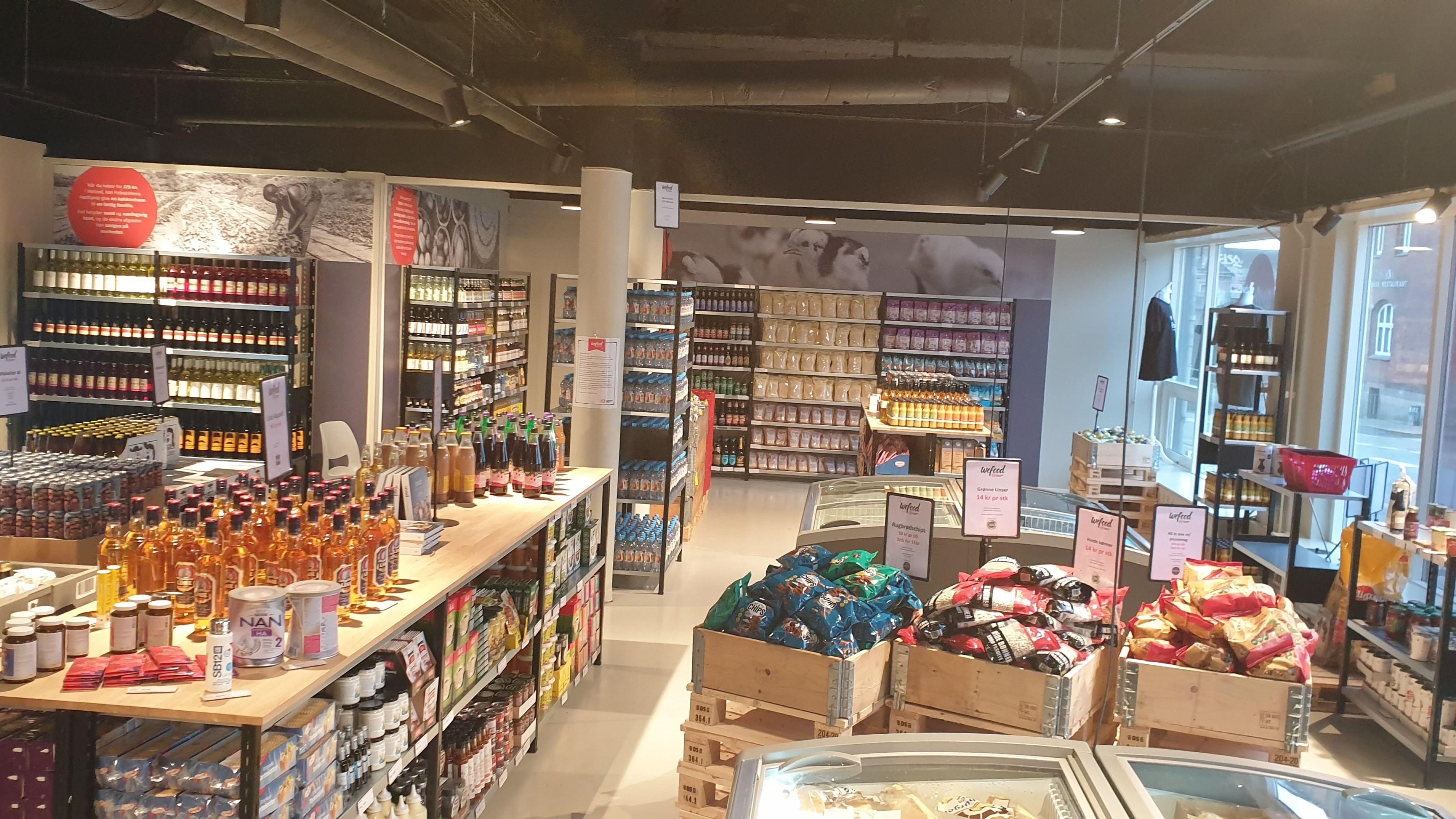 Der er masser af varer på hylderne i Wefoods nye butik i Vejle