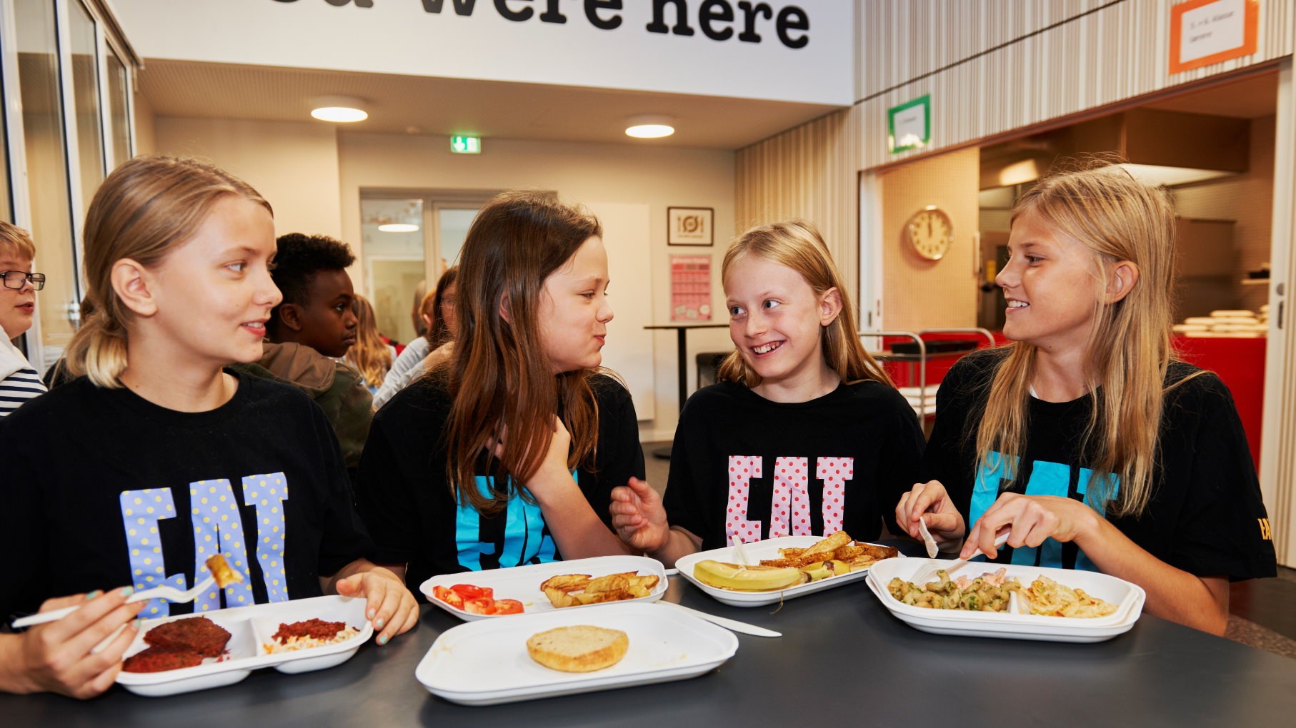 Børn spiser skolemad fra EAT.