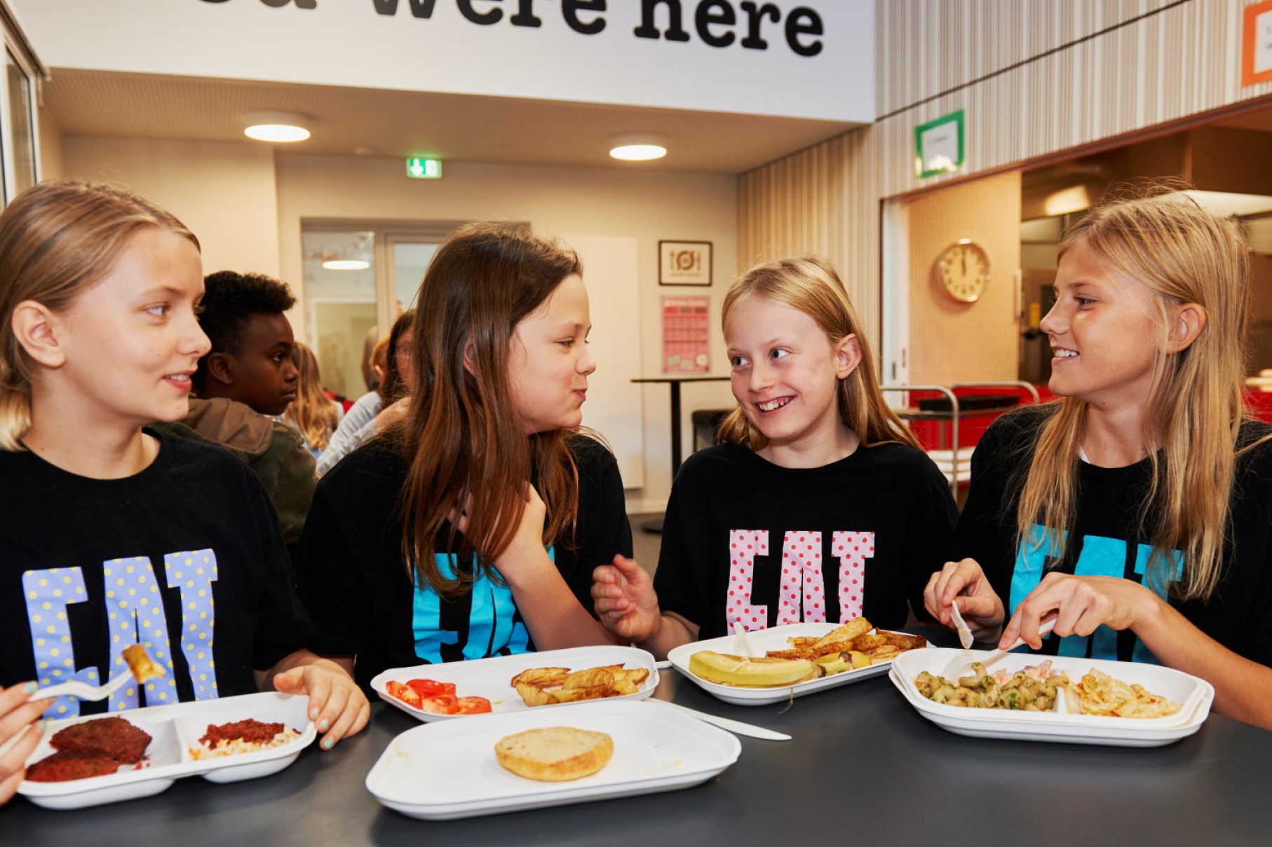 Børn spiser skolemad fra EAT.