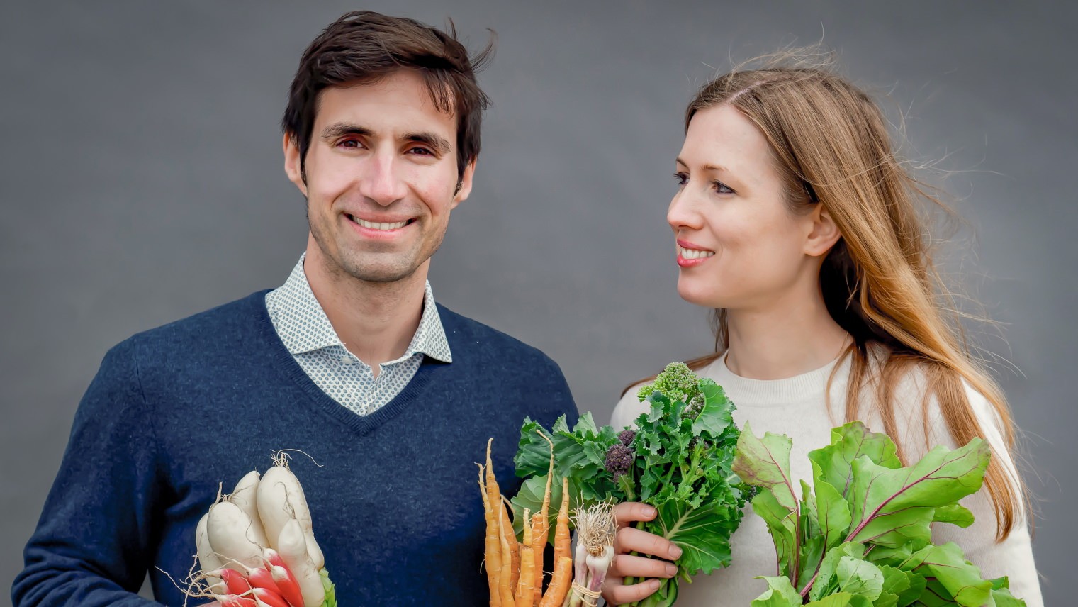 Filpe Leal og Mathilde Jakobsen med grøntsager i hænderne