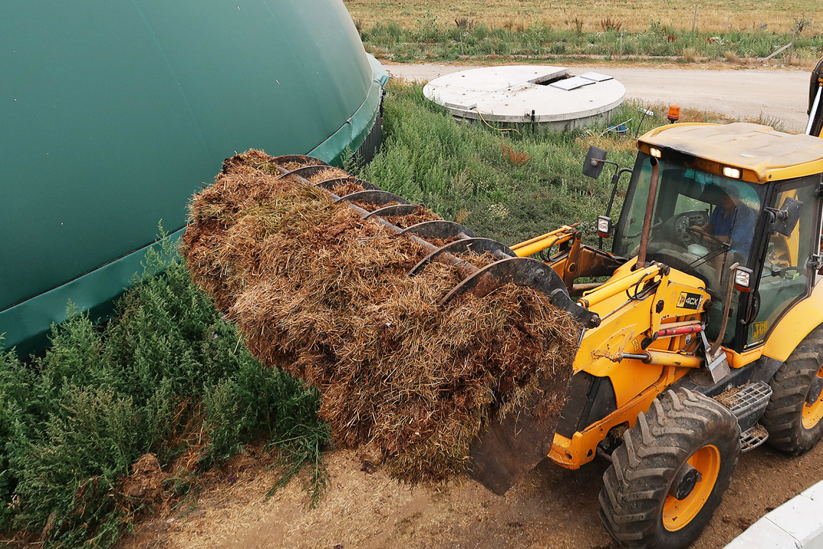 Traktor med foder til biogasanlæg