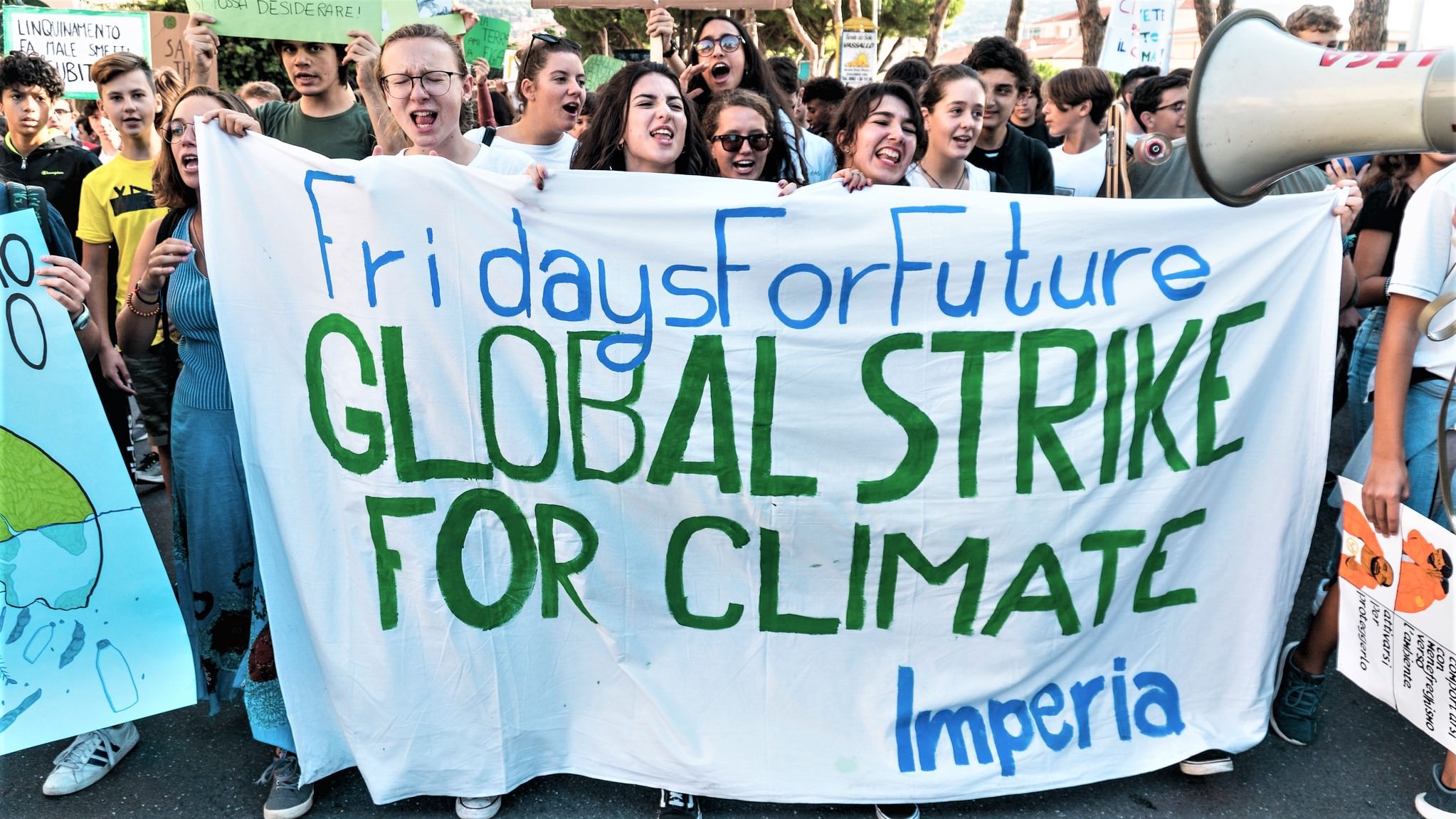 Demonstranter holder et stort banner op med teksten