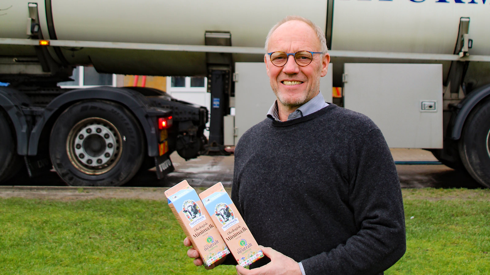 Jens Krogh med to kartonner CO2-neutral  mælk fra Naturmælk.