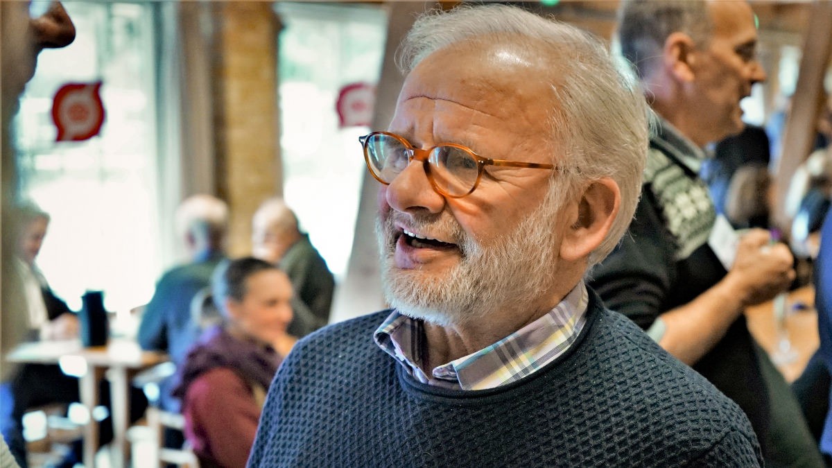 Knud Erik Sørensen står og snakker med en anden deltager i forbindelse med ØL's generalforsamling 2020