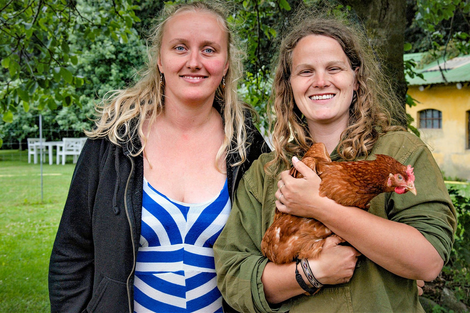Martha Marie Jensen og Camilla Varming Nielsen i haven