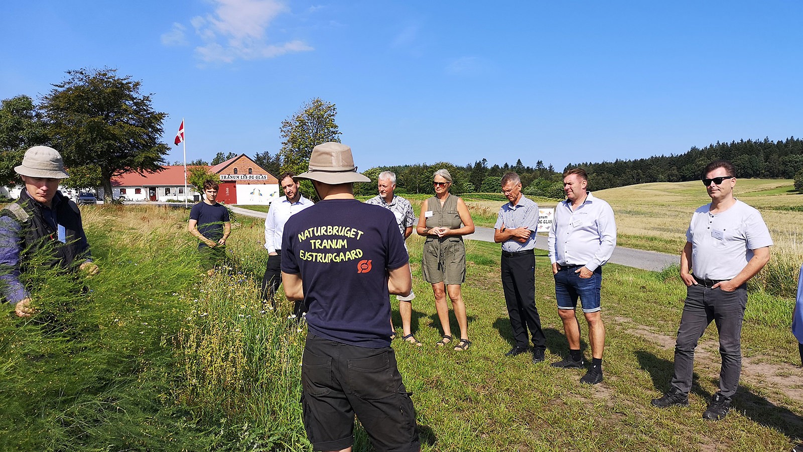 Ansatte fra Naturbruget Tranum fortæller gæsterne om bønner og ærter