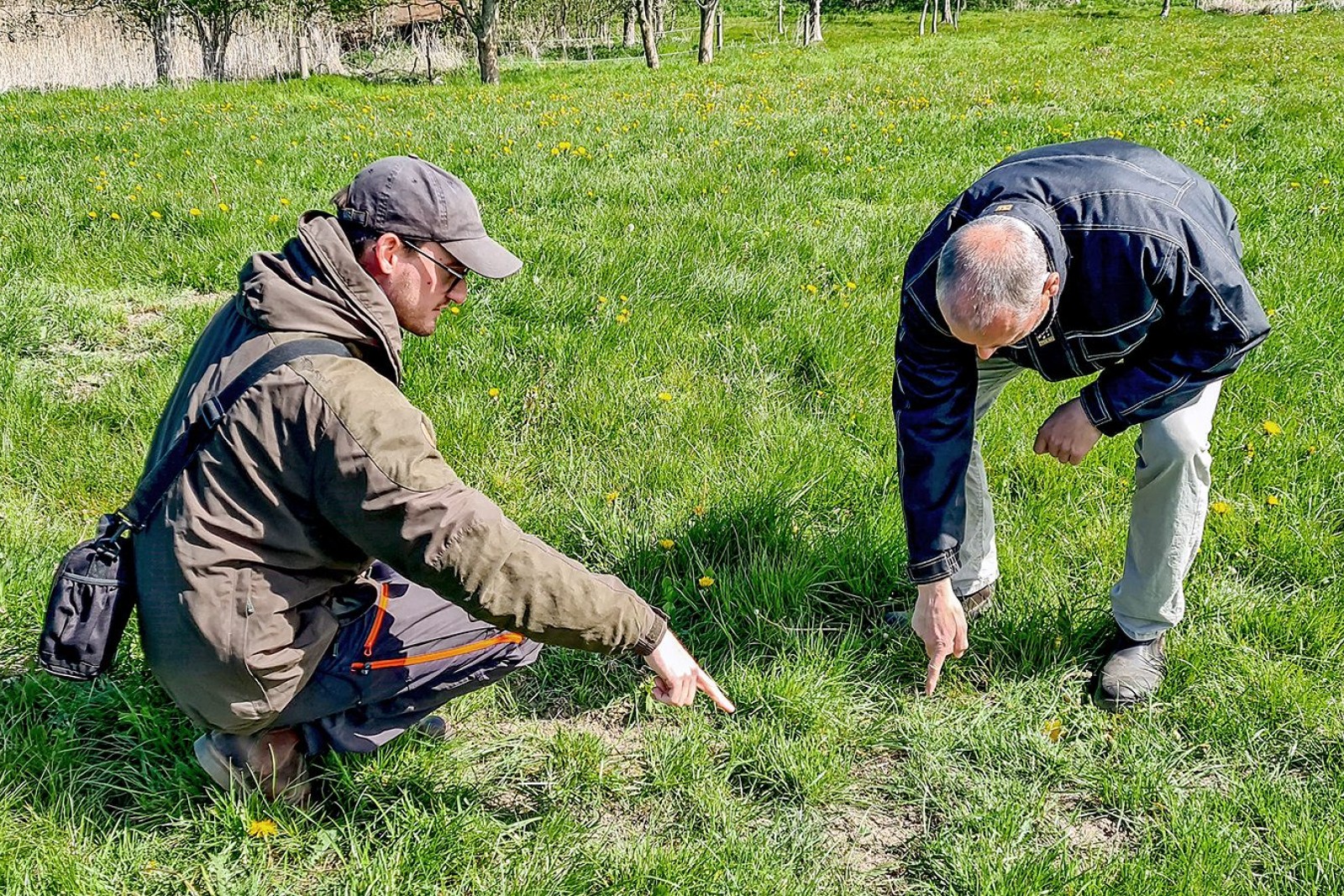 Rasmus og Hans-Johan i marken