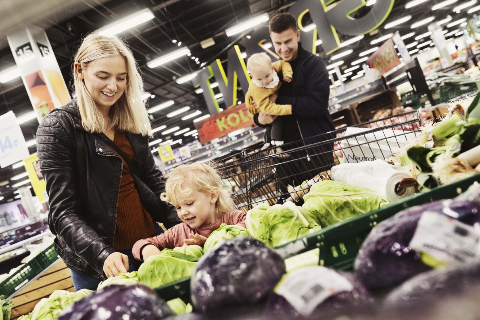 Familie med to børn i grøntafdelingen i Bilka