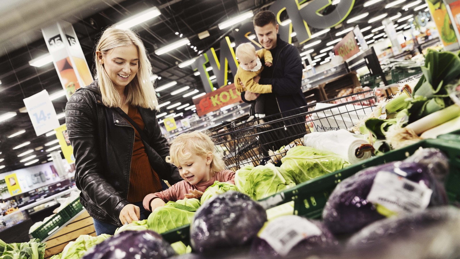 Familie med to børn i grøntafdelingen i Bilka