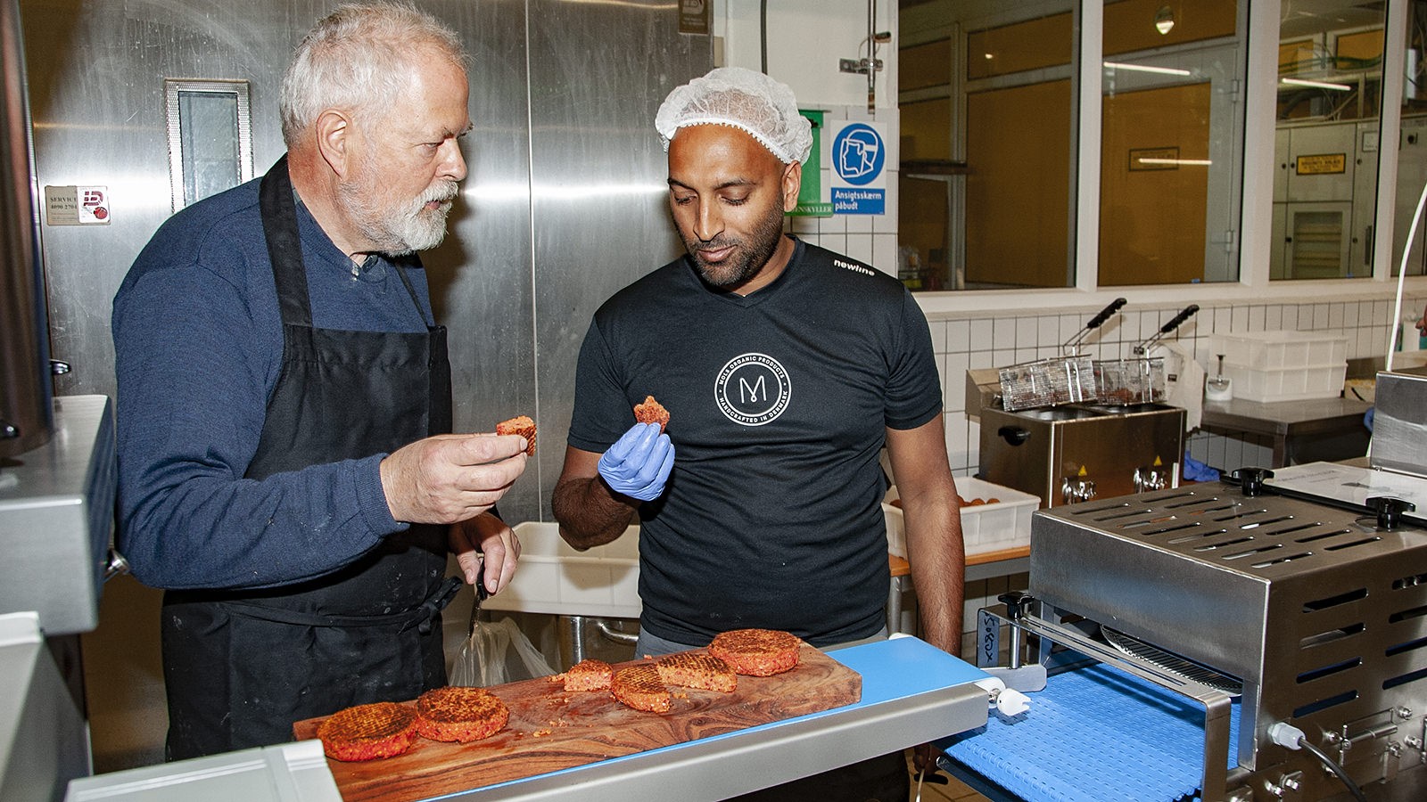Niels og Axel Rømer smager på veganske bøffer.
