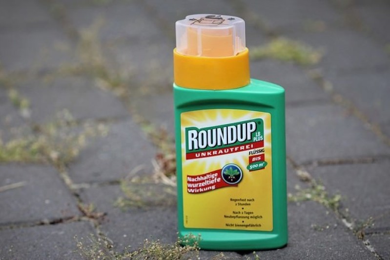En Roundup-flaske står på nogle fliser
