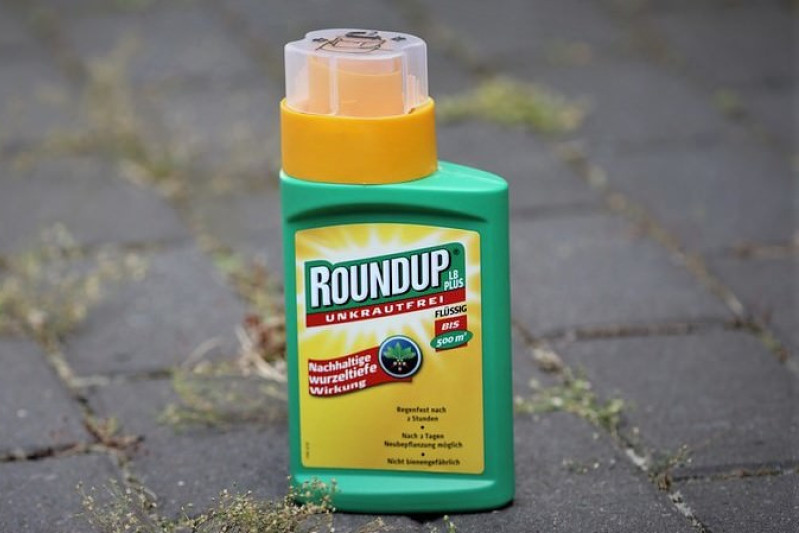 En Roundup-flaske står på nogle fliser