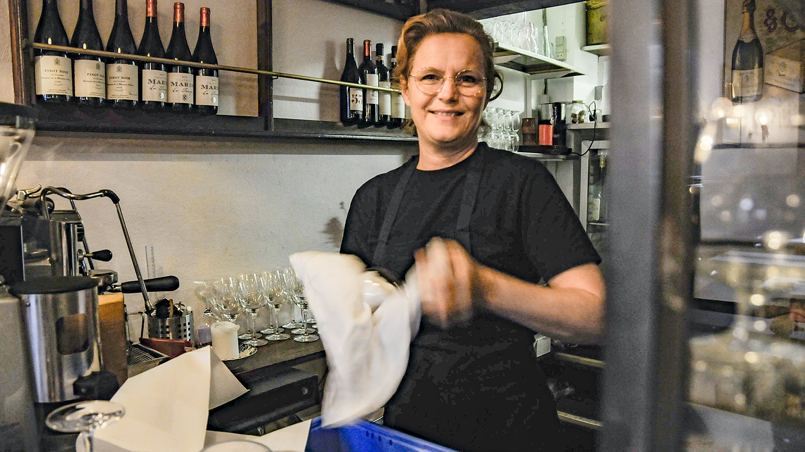 Sigrid Budtz-Jørgensen tørrer vinglas i Léstragon.