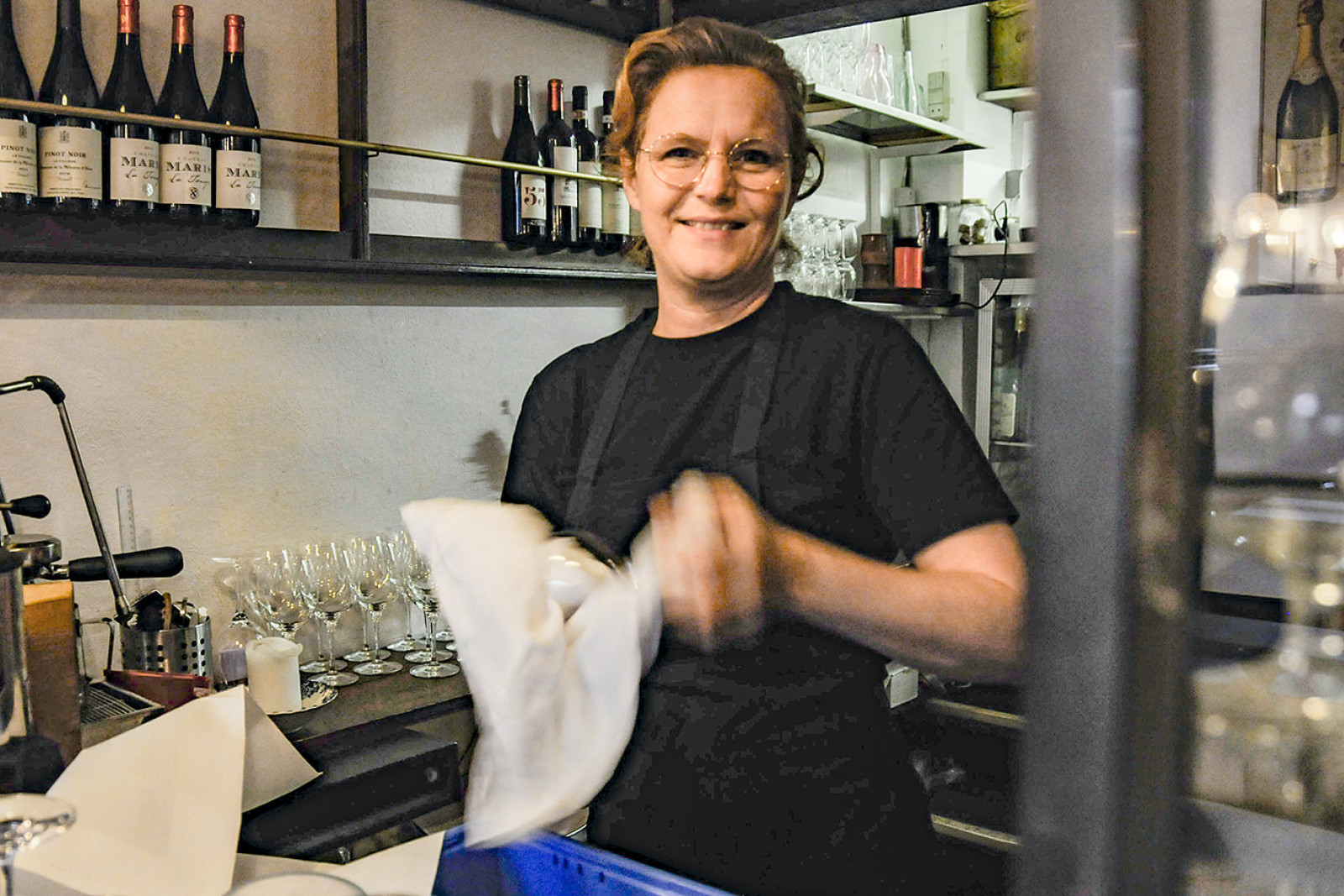 Sigrid Budtz-Jørgensen tørrer vinglas i Léstragon.