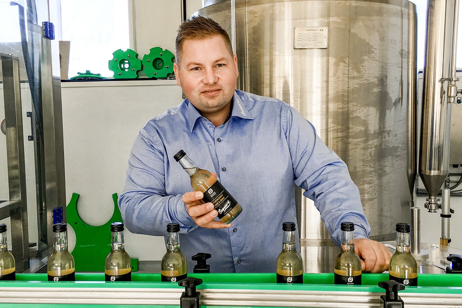 Martin Castro Fuhlendorff ved produktionsbåndet å¨Søgaard Saft