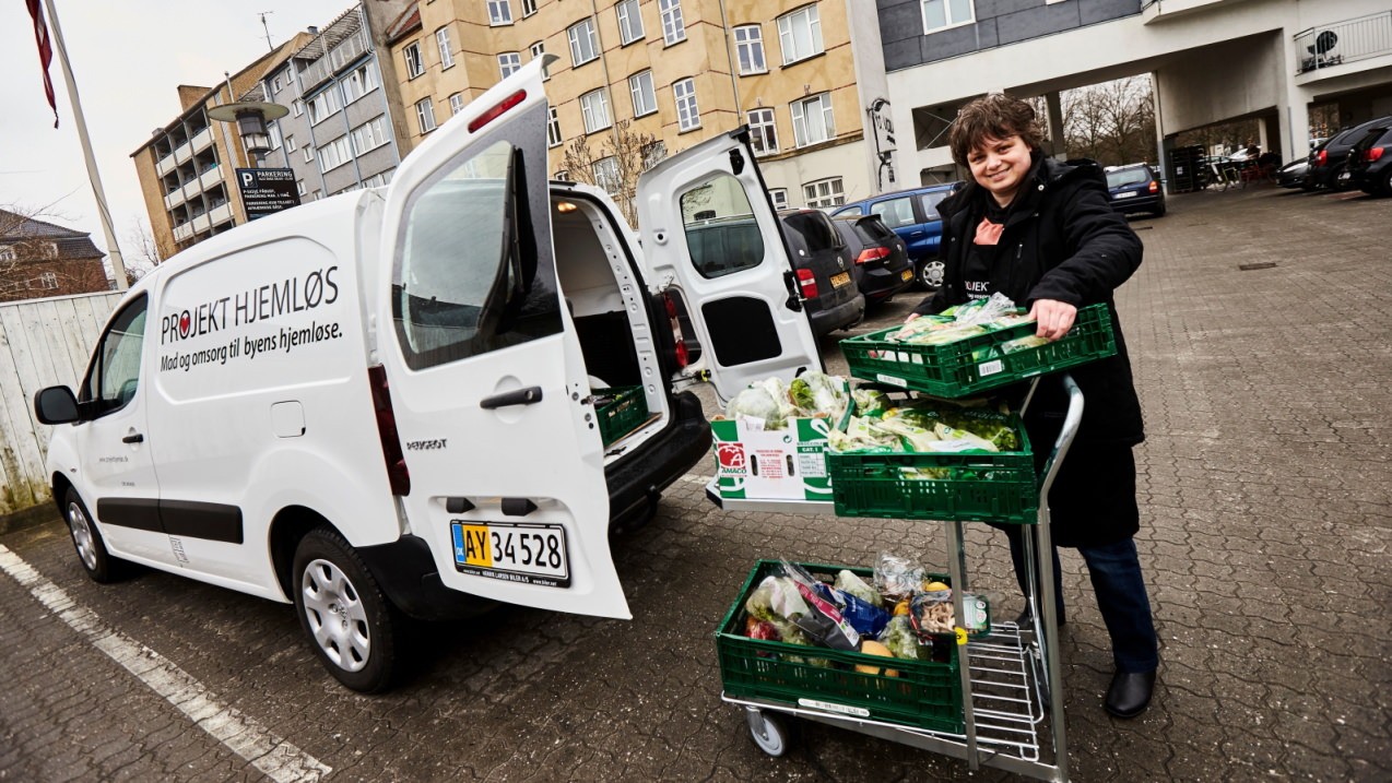 Projekt Hjemløs henter kasser med mad