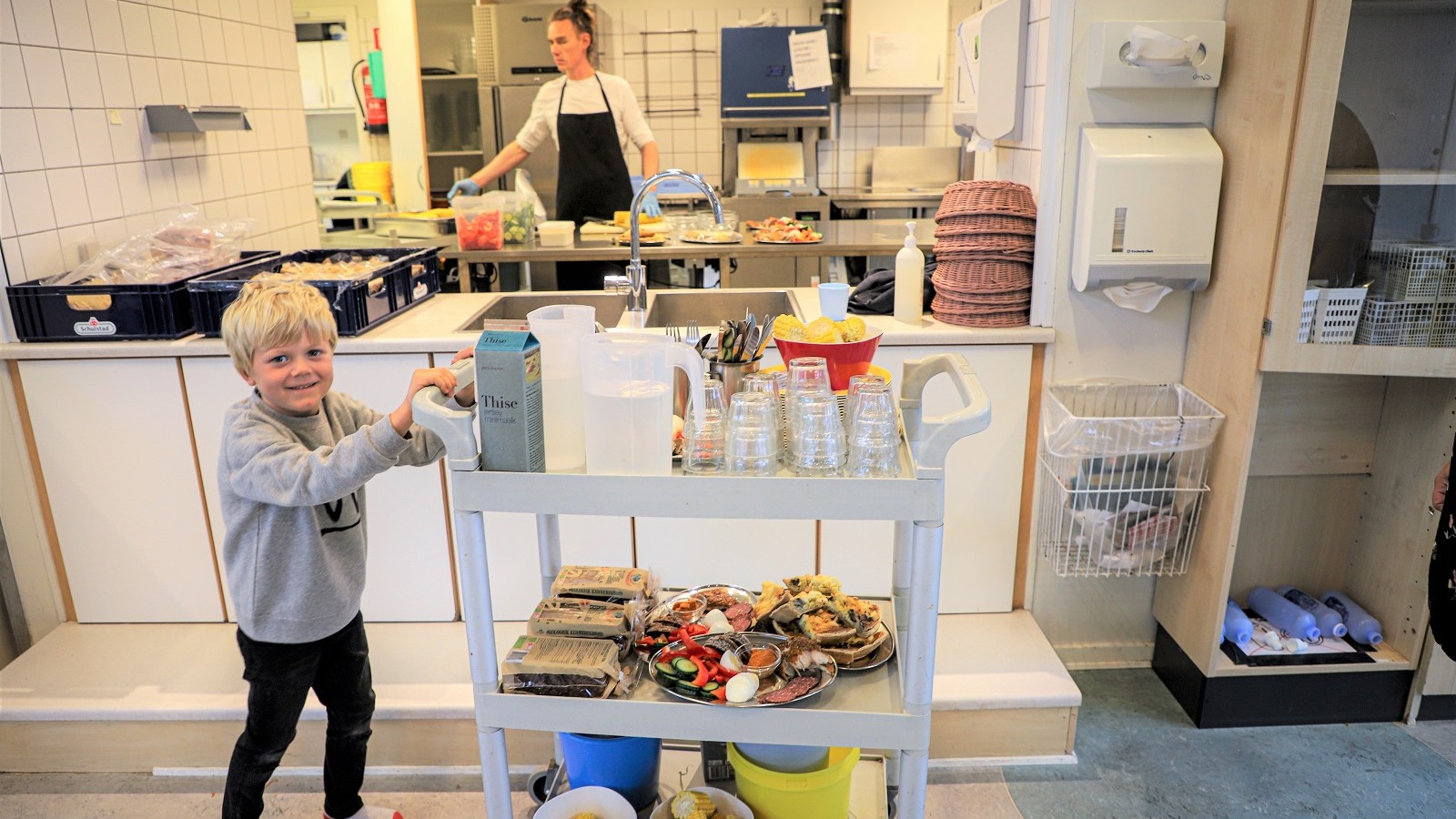 Det er lidt sejt at få lov til at hente rullebordet med frokosten, og Malthe kører først, da han er sikker på, at fotografen har fået trykket på knappen