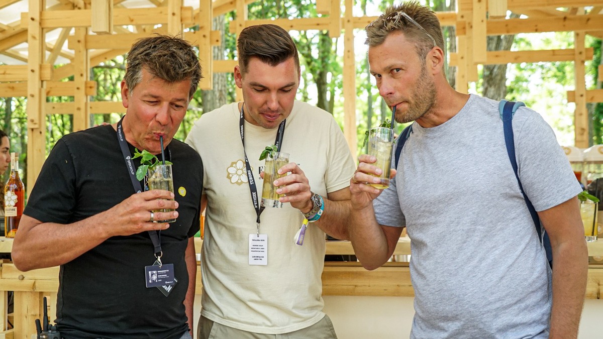 Peter Skoven, Hasse Johansen og Jeppe Rasch Christensen Nyder en Noirthstar-drink på Northside