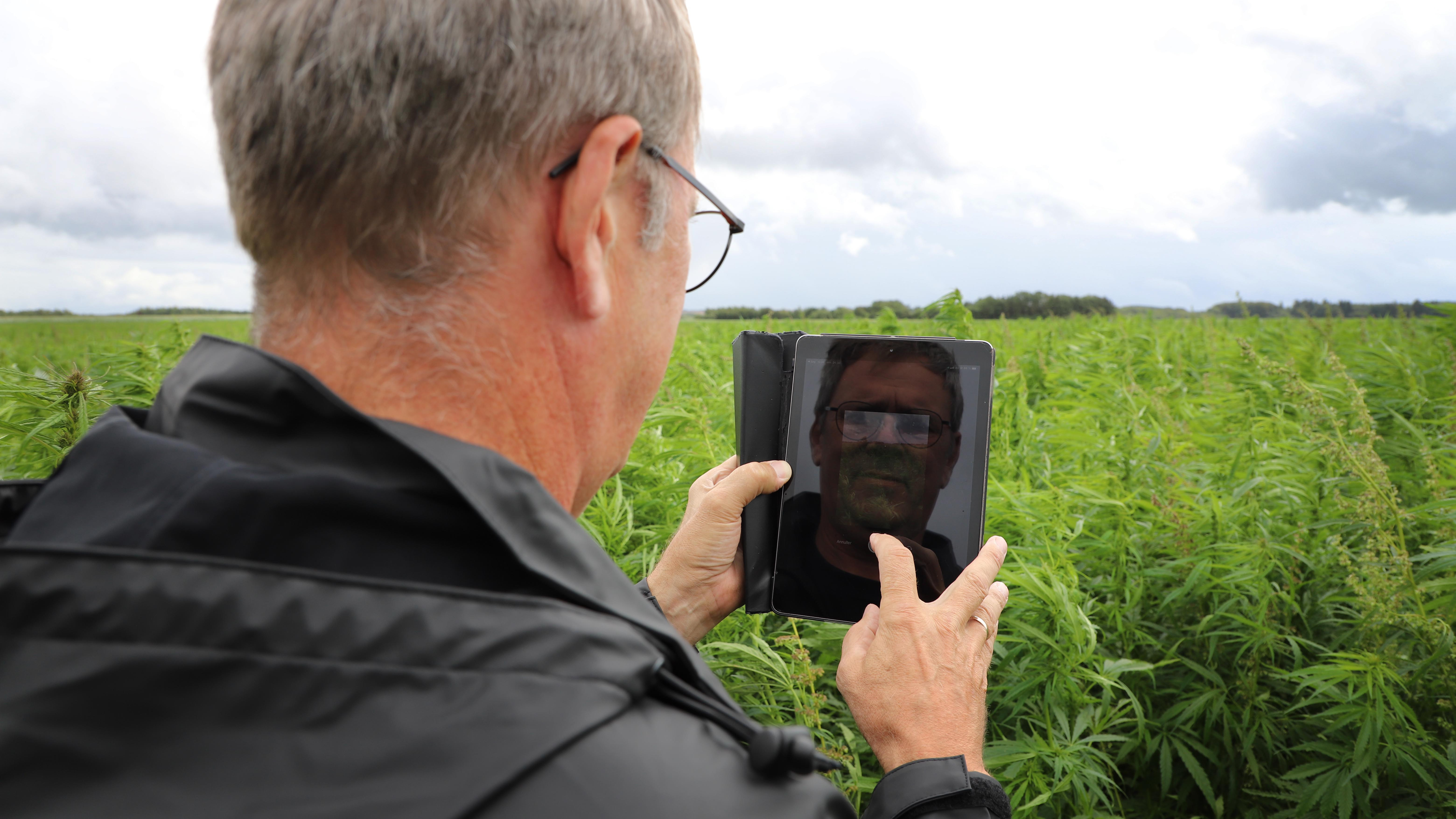 Ved hjælp af en app på en tablet eller en smartphone kan landmændene dokumentere, hvad der reelt gror på marken