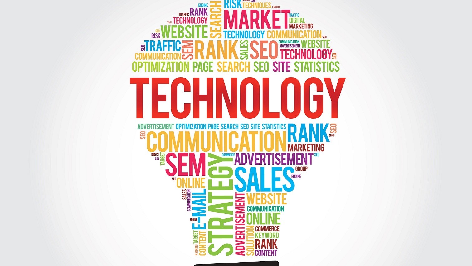En illustration af en masse teknologi-relaterede ord, der tilsammen danner en pære