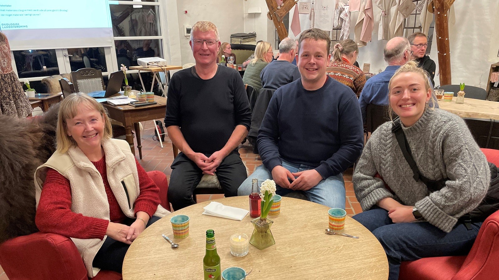 Familien Dissing samlet omkring kaffebord
