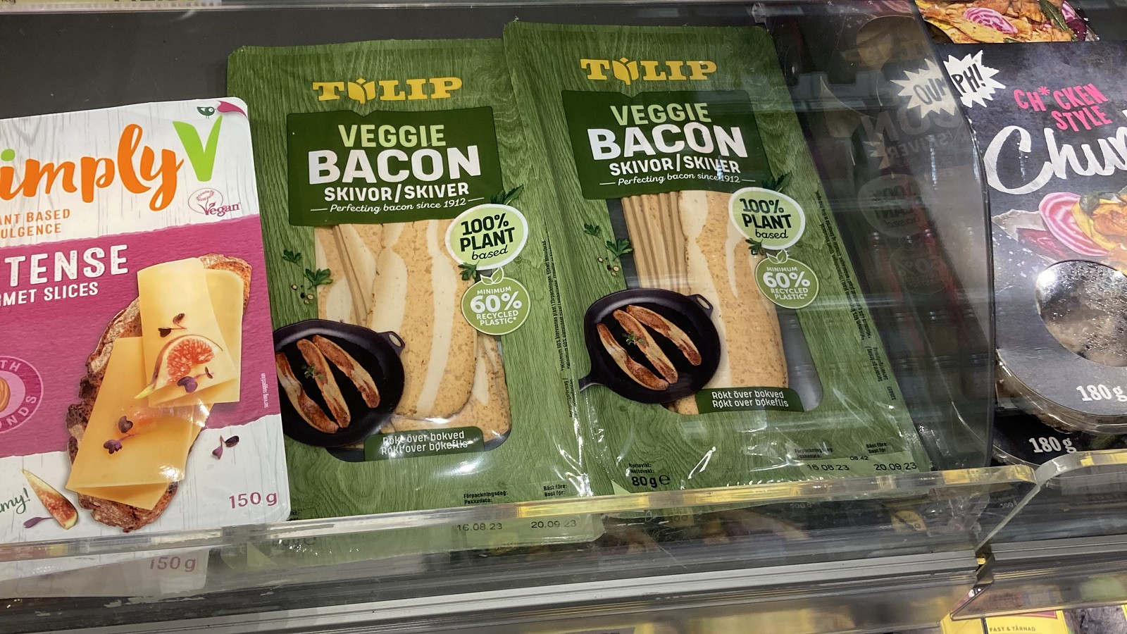 Detailpakker med vegansk bacon på butikshyld.