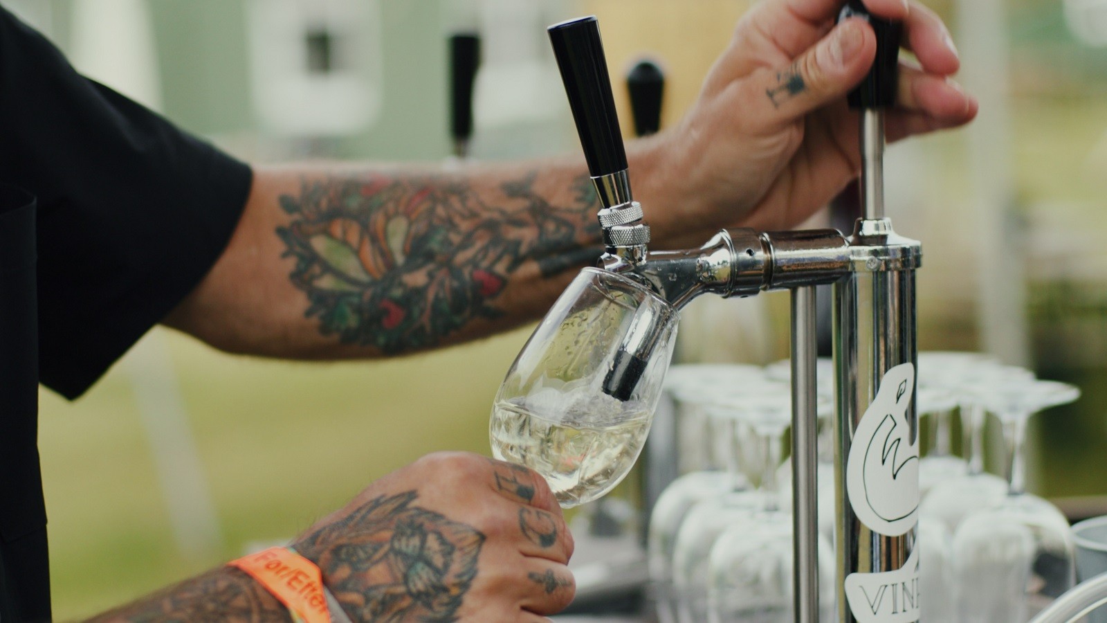 Close up af vinglas, som fyldes med vin fra fustage