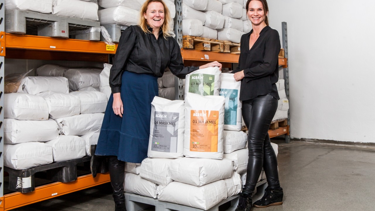 Karin Beukel og Aviaja Riemann-Andersen står ved palle med Agrains melsække.