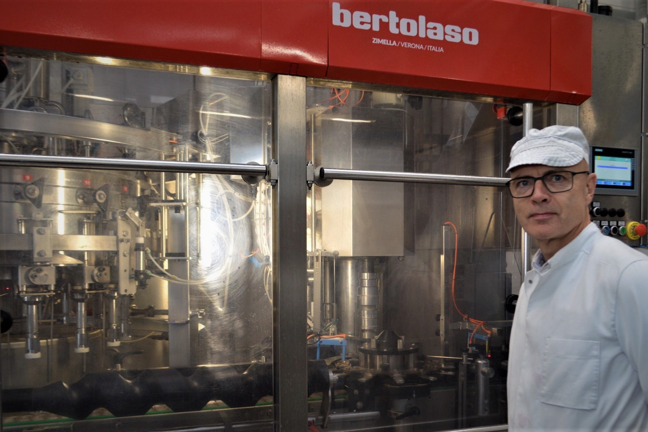 Allan Feldt foran tappemaskine